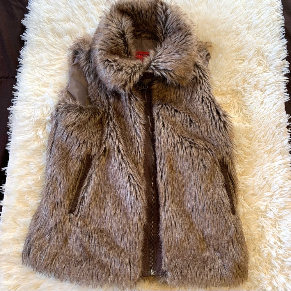 Coffeeshop faux fur vest